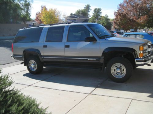 1999 chevrolet suburban 2500 4x4 7.4 v-8 excellent condition!!!!!