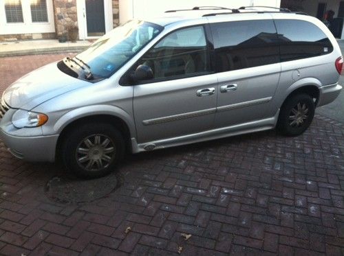 2006 chrysler town&amp;country handicap/wheelchair mini van touring edition