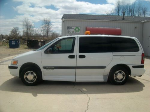 2005 Chevrolet Venture Wheelchair Van, image 2