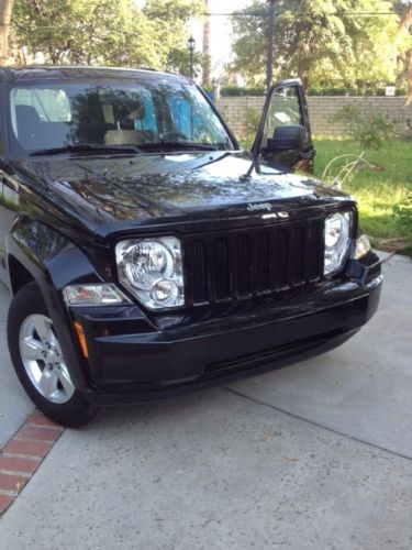 2012 jeep liberty 4-door sport utility vehicle