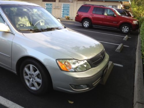 2002 sliver/gray toyota avalon