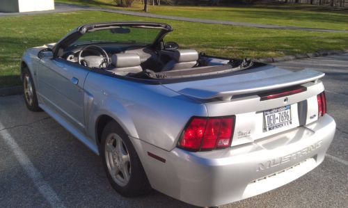 2004 ford mustang base convertible 2-door 3.8l