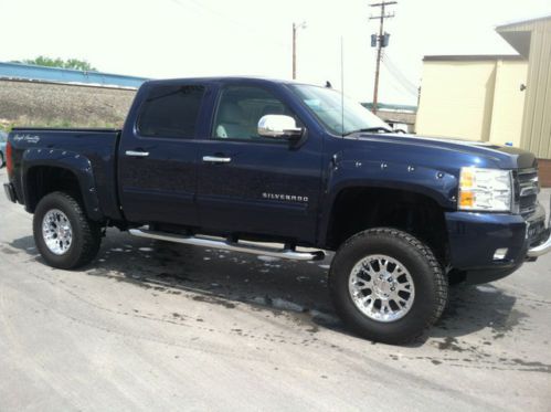 Blue granite metallic crew cab rough country edition 4x4