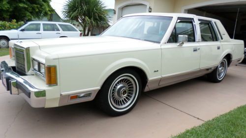 1989 lincoln town car signature se sedan 4-door 5.0l
