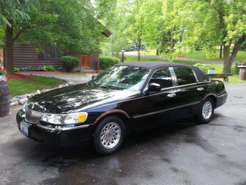 Lincoln town car 38,000 one owner black black presidential signature