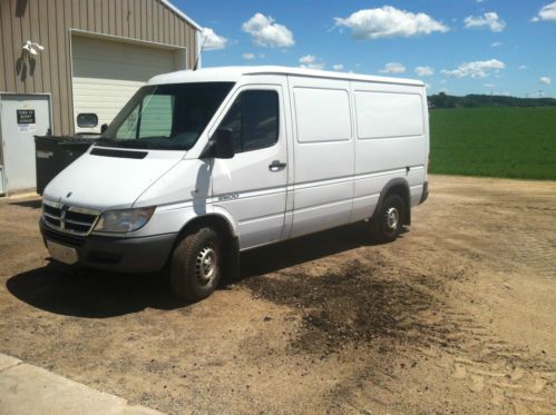 Dodge sprinter 2003 white 140 wb  2.7l