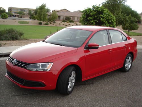 2013 volkswagen jetta tdi, only 9k miles, no reserve!!!!!!! beautiful color comb