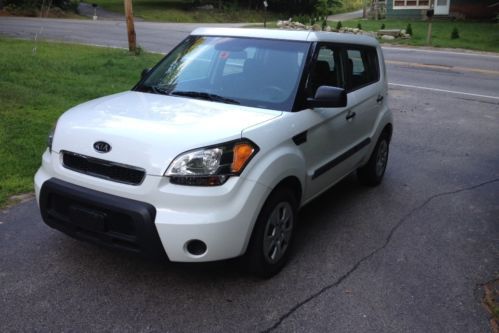 2011 kia soul hatchback 4-door 1.6l 5-speed sticker ready 25-30 mpg runs perfect