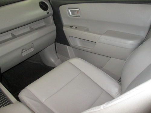 2WD Touring SUV 3.5L Leather Sunroof (12) cup holders (3) 12V aux pwr outlets, image 8