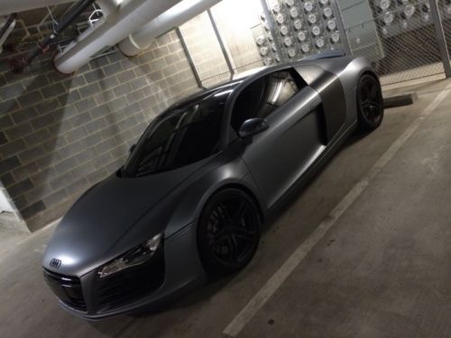 2009 audi r8 base coupe 2-door 4.2l low miles!!