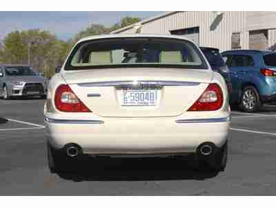 XJ8 L 4.2L , Leather seats, L model, new tires, Carfax Certified, image 17