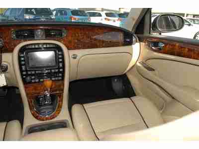 XJ8 L 4.2L , Leather seats, L model, new tires, Carfax Certified, image 21