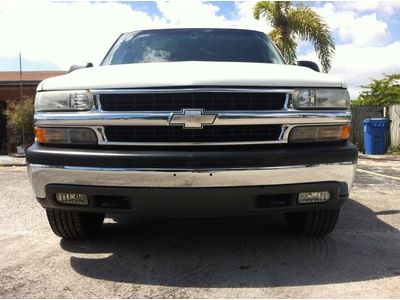 White 2001 chevrolet tahoe no accidents carfax clean clear title, no reserve