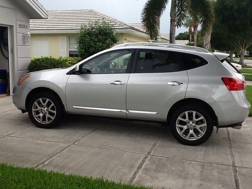 Like brand new 2011  nissan rouge sl 4,976 miles, was on the showroom floor