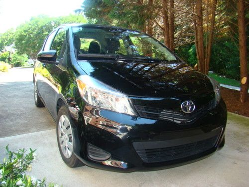 2012 toyota yaris le hatchback 4-door 1.5l