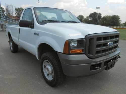 2005 Ford F-250 Super Duty XL Standard Cab Pickup 2-Door 5.4L w/4X4, image 3