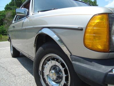 NO RESERVE 100 PICTURES! '85 300 CD TURBO RARE DIESEL COUPE LOOKS & RUNS GREAT!, image 10