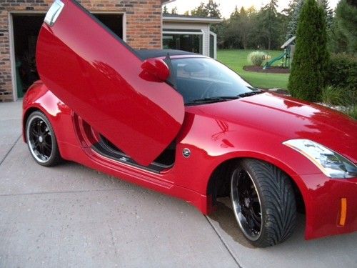 2005 nissan 350z grand touring convertible 2-door 3.5l under 8700 miles!!!