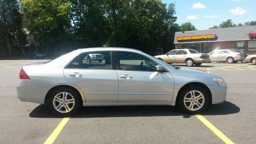 Silver 2007 honda accord se four door sedan 106,800 miles great condition!