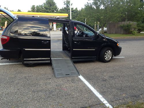 Van wheelchair handicap braun power ramp chrysler town country 2005 kneeling