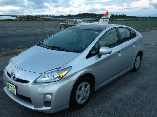 2011 toyota prius iv 4 hybrid, solar sunroof, navigation, leather loaded 56+ mpg