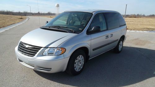 2005 chrysler town &amp; country wheelchair/handicap rear entry ramp van