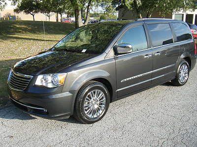 2011 chrysler town &amp; country limited mini van stow n go low reserve