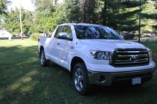 2013 white tundra double cab 5.7l v8