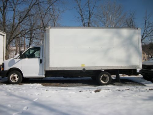 2005 gmc savana 3500 base cutaway van 2-door 6.0l