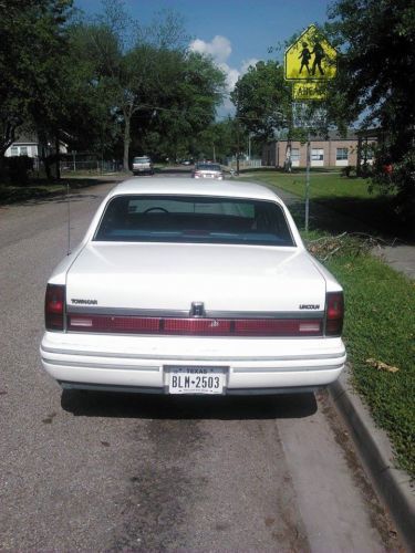1994 Lincoln Town Car Executive Sedan 4-Door 4.6L, image 2
