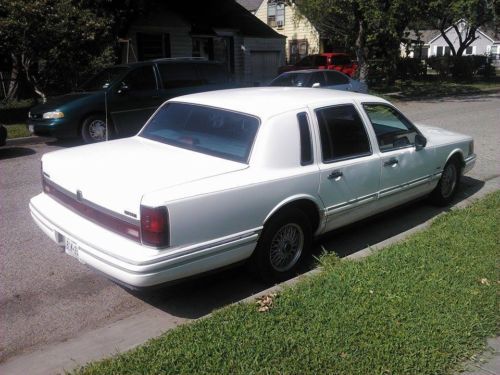 1994 Lincoln Town Car Executive Sedan 4-Door 4.6L, image 3