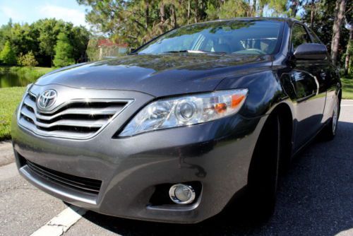 2010 toyota camry xle 4-cyl 75k miles. leather. sunroof. clean title.no reserve