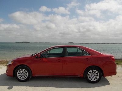 12 toyota camry le - factory warranty - clean one owner florida car