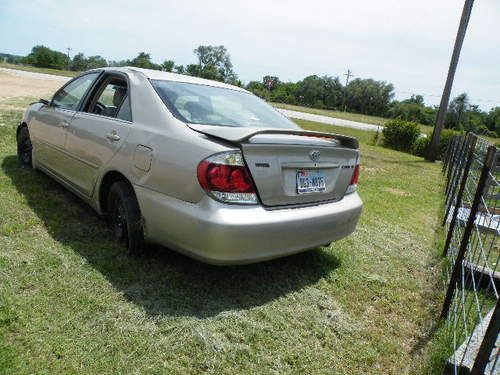 2005 toyota camry se sedan 4-door 2.4l "wrecked"