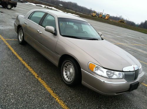 1999 lincoln town car runs like a dream looks great only 84k leather