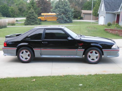 Ford mustang gt 5.0 1988 5 speed hatchback 47000 actual miles 2 door, (new pics)