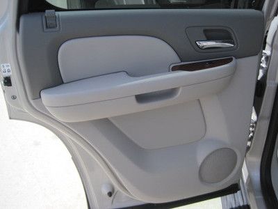 Hybrid Hybrid-electric SUV 6.0L NAV CD AM/FM Stereo w/Navigation/CD/MP3 Spoiler, image 28