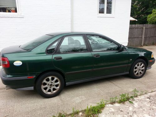 2000 volvo s40 base sedan 4-door 1.9l