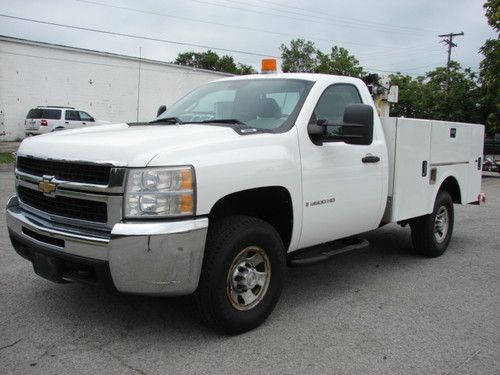 Clean utility with crane! 152850 miles 6.0 v8 gas auto ac cruise drive away !!!