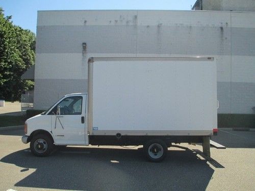 12 ft box truck 3500 v8 5.7 litre engine air conditioning