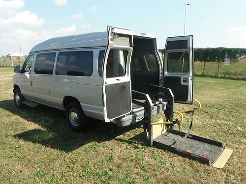 06 ford e-350 handicap van wheel chair lift 94000 miles runs perfect lift 100%