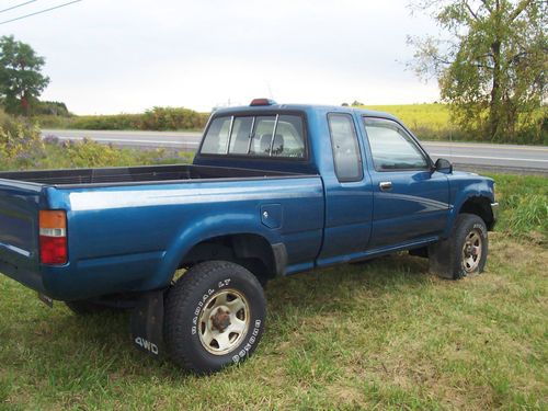 1994 toyota tacoma excab 4x4 4cylinder 25mpg,build in garantee!