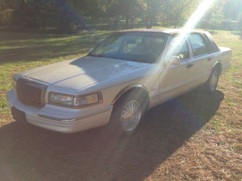 1995 Lincoln Town Car Cartier Sedan 4-Door 4.6L One Owner, image 2