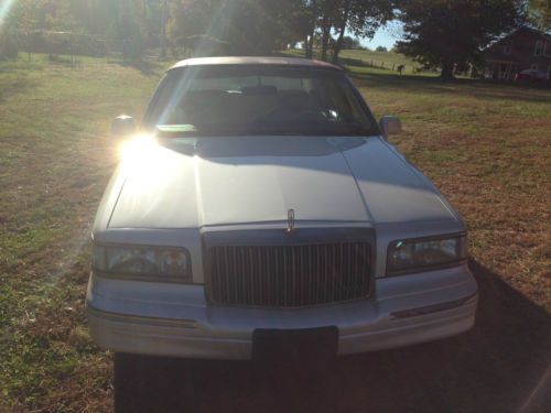 1995 Lincoln Town Car Cartier Sedan 4-Door 4.6L One Owner, image 3
