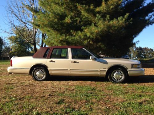 1995 Lincoln Town Car Cartier Sedan 4-Door 4.6L One Owner, image 4