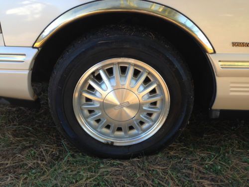 1995 Lincoln Town Car Cartier Sedan 4-Door 4.6L One Owner, image 9