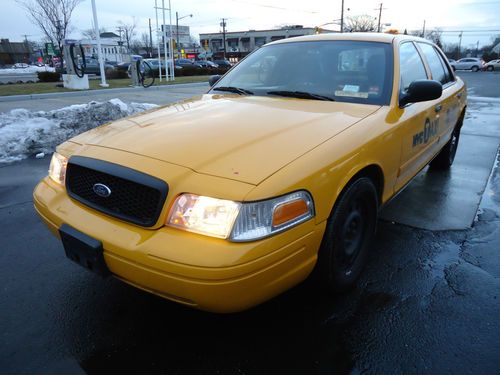 2011 ford crown victoria base sedan 4-door 4.6l