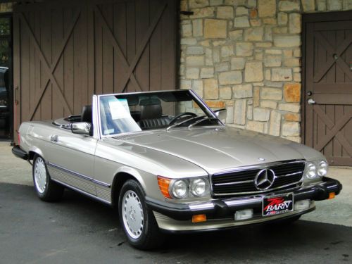 Low miles!! 560sl, gorgeous smoke silver finish, only 27k miles, records