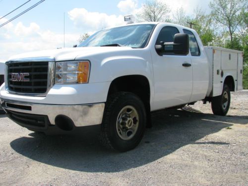 Gmc sierra 2500hd ext. cab 4x4 6.0 v-8 auto w/ tough to find short utility bed!