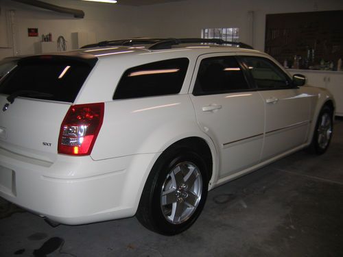 05 dodge magnum sxt all wheel drive like new   !!!! 1 owner..